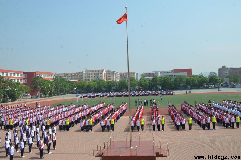 葫蘆島市二高中舉行2016屆高三畢業(yè)生最后一次升旗儀式