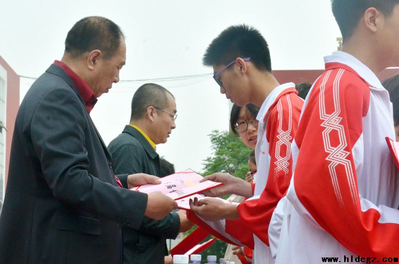 詩(shī)意天公為灑掃，二高典禮情價(jià)高 ——市二高中2015屆畢業(yè)典禮紀(jì)實(shí)