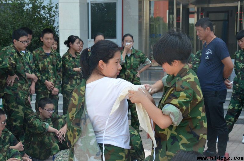 連山區(qū)紅十字會來我校向高一新生培訓應急救護知識