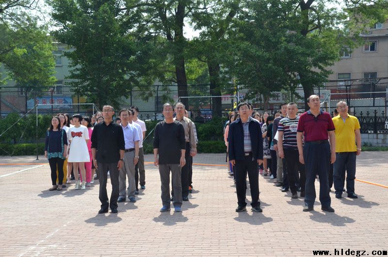 葫蘆島市二高中舉行2016屆高三畢業(yè)生最后一次升旗儀式