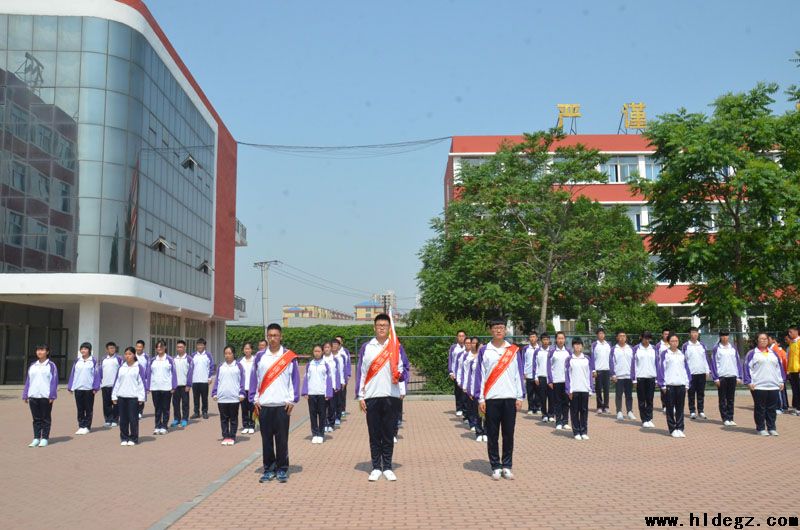 葫蘆島市二高中舉行2016屆高三畢業(yè)生最后一次升旗儀式