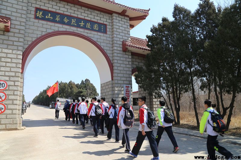 葫蘆島市第二高級中學(xué)清明節(jié)祭掃塔山烈士墓及新團(tuán)員入團(tuán)宣誓儀式活動