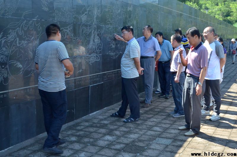 一堂生動的黨員教育課 ——二高中黨委組織黨員參觀下五家子慘案遺址