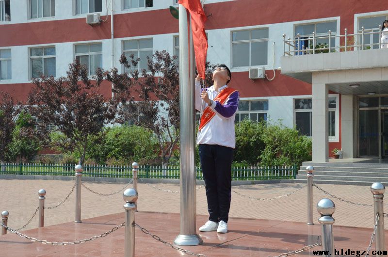 葫蘆島市二高中舉行2016屆高三畢業(yè)生最后一次升旗儀式