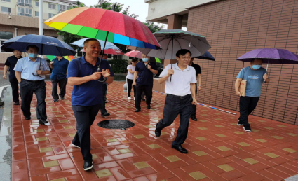 雨行二高中，創(chuàng)城檢查忙——佟民局長一行檢查市二高中創(chuàng)建文明校園工作