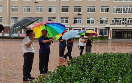 雨行二高中，創(chuàng)城檢查忙——佟民局長一行檢查市二高中創(chuàng)建文明校園工作