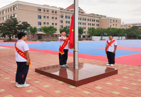 新起點(diǎn)  新跨越  新征程——葫蘆島市第二高級(jí)中學(xué)舉行新學(xué)期第一次升旗儀式