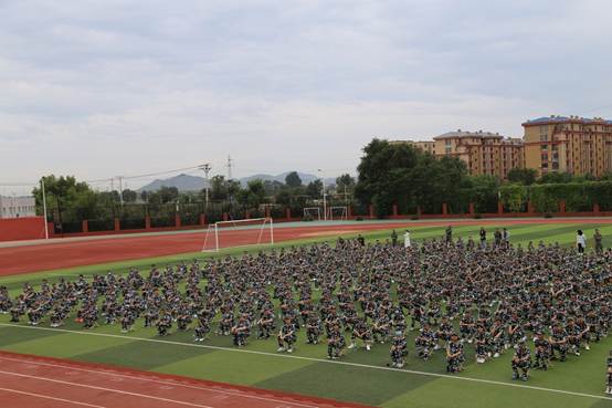 軍姿颯爽,遙寄軍魂鐵心;千人同袍,揮斥少年意氣——市二高中舉行2020級高一新生軍訓開營儀式