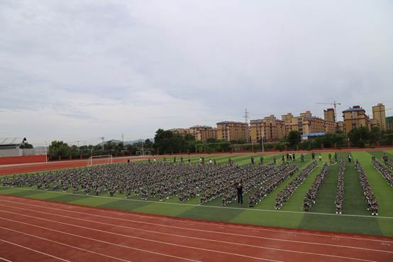 軍姿颯爽,遙寄軍魂鐵心;千人同袍,揮斥少年意氣——市二高中舉行2020級高一新生軍訓開營儀式