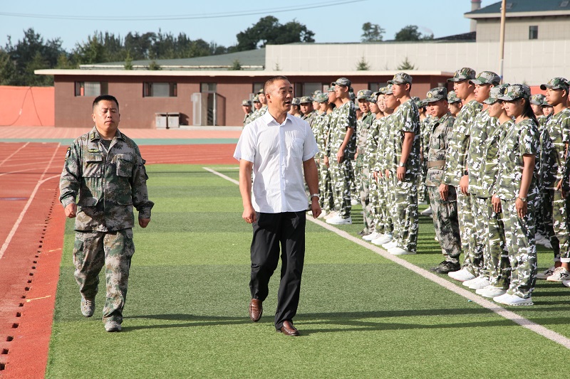 綠茵場(chǎng)上秋點(diǎn)兵 ——市二中舉行2020級(jí)新生軍訓(xùn)閉營(yíng)儀式