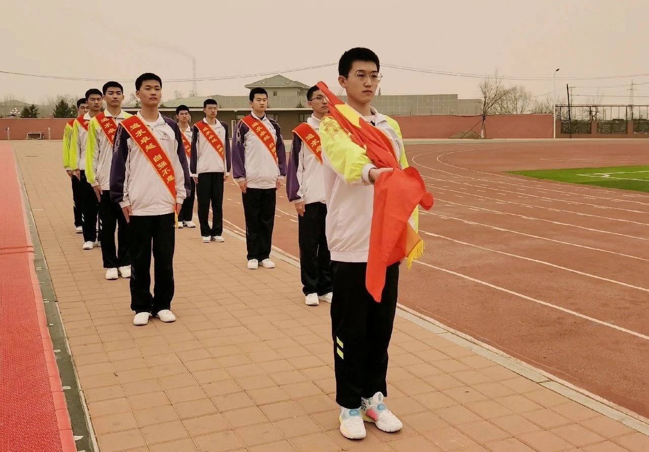 恪守誠信 成就美好人生——葫蘆島市第二高級中學(xué)舉行本學(xué)期第一次升旗儀式