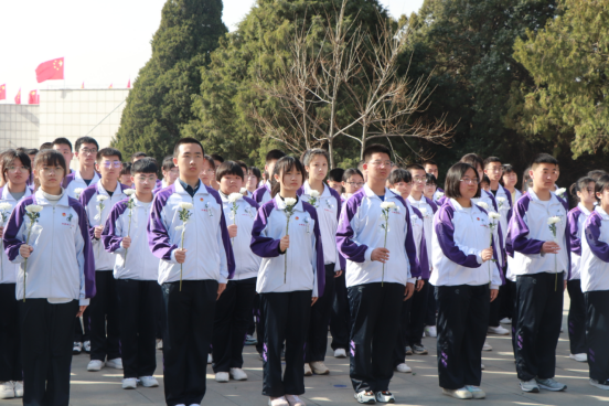 慎終追遠(yuǎn)緬懷革命先烈  奮發(fā)有為傳承紅色基因 ——市二高中開(kāi)展塔山烈士陵園清明祭掃活動(dòng)