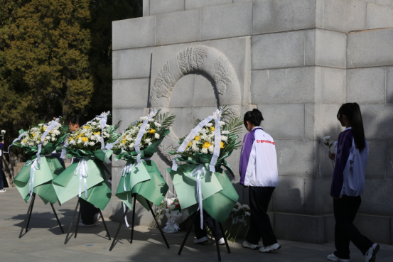 慎終追遠(yuǎn)緬懷革命先烈  奮發(fā)有為傳承紅色基因 ——市二高中開(kāi)展塔山烈士陵園清明祭掃活動(dòng)