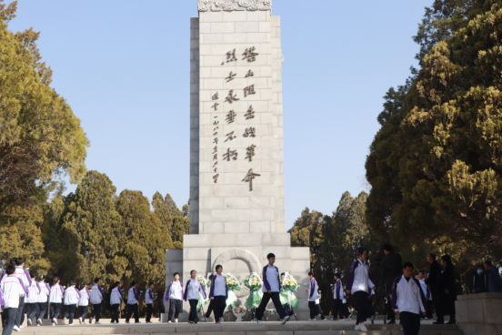 慎終追遠(yuǎn)緬懷革命先烈  奮發(fā)有為傳承紅色基因 ——市二高中開(kāi)展塔山烈士陵園清明祭掃活動(dòng)