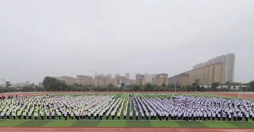 百年歷程 堅守初心——葫蘆島市第二高級中學(xué)舉行本學(xué)期第八次升旗儀式