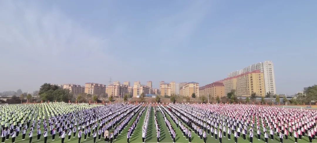 愛黨愛國銘于心 愛家愛校踐于行——葫蘆島市第二高級(jí)中學(xué)舉行本學(xué)期第三次升旗儀式