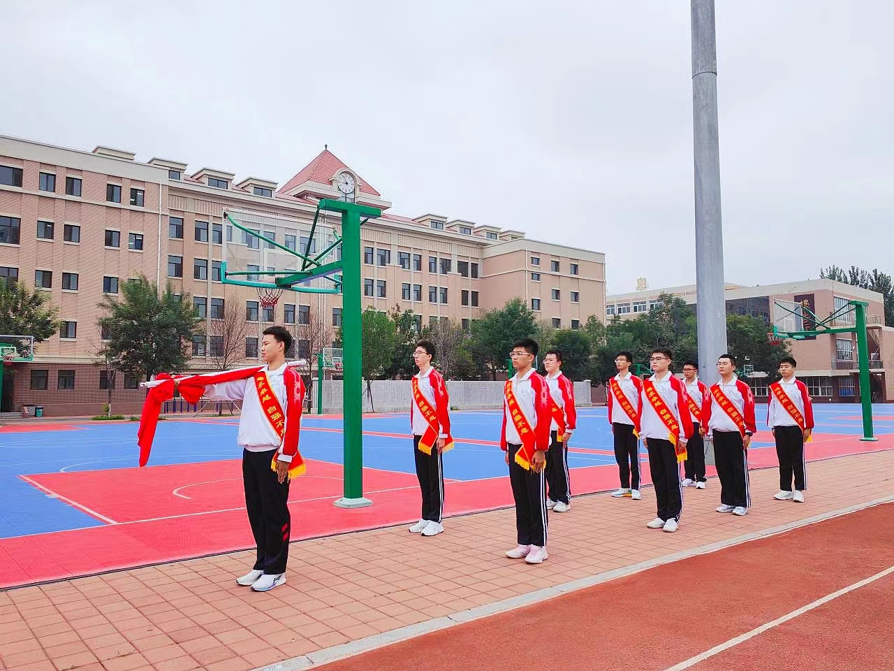 青春心向黨 喜迎二十大——葫蘆島市第二高級中學(xué)舉行本學(xué)期第一次升旗儀式