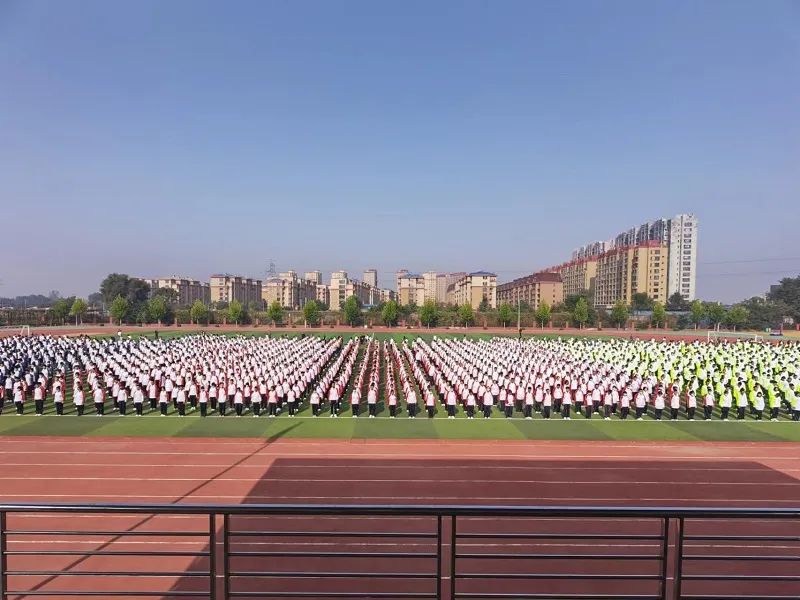 孝老愛親 踐行社會主義核心價(jià)值觀——葫蘆島市第二高級中學(xué)舉行本學(xué)期第三次升旗儀式