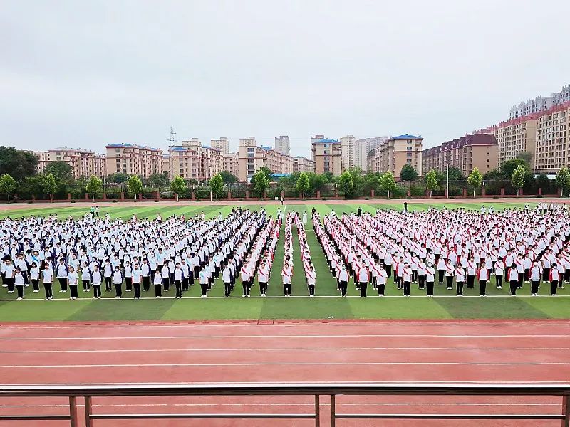 提升文明素養(yǎng) 創(chuàng)建文明校園———葫蘆島市第二高級(jí)中學(xué)舉行本學(xué)期第一次升旗儀式