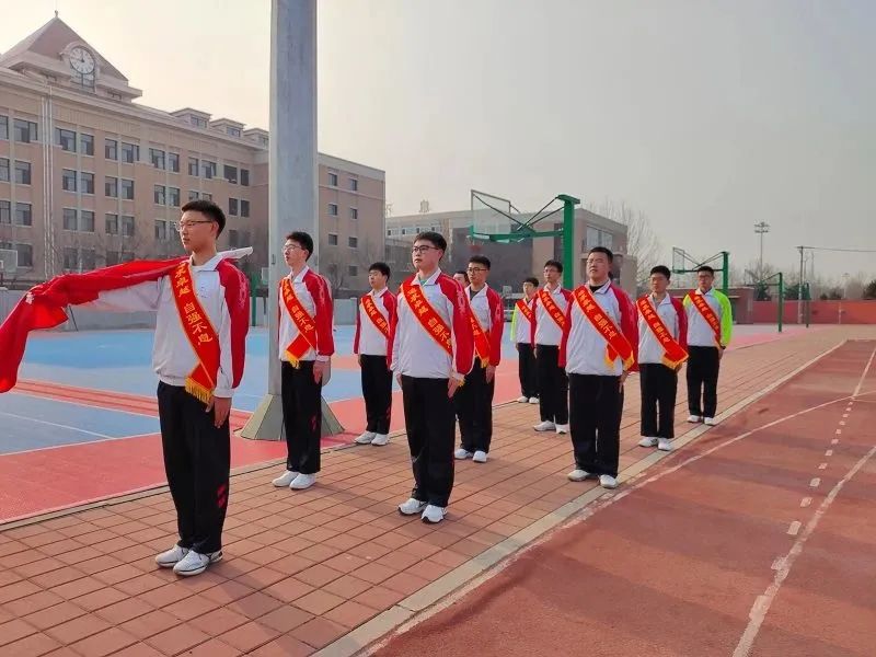 提升文明素養(yǎng) 創(chuàng)建文明校園———葫蘆島市第二高級(jí)中學(xué)舉行本學(xué)期第一次升旗儀式