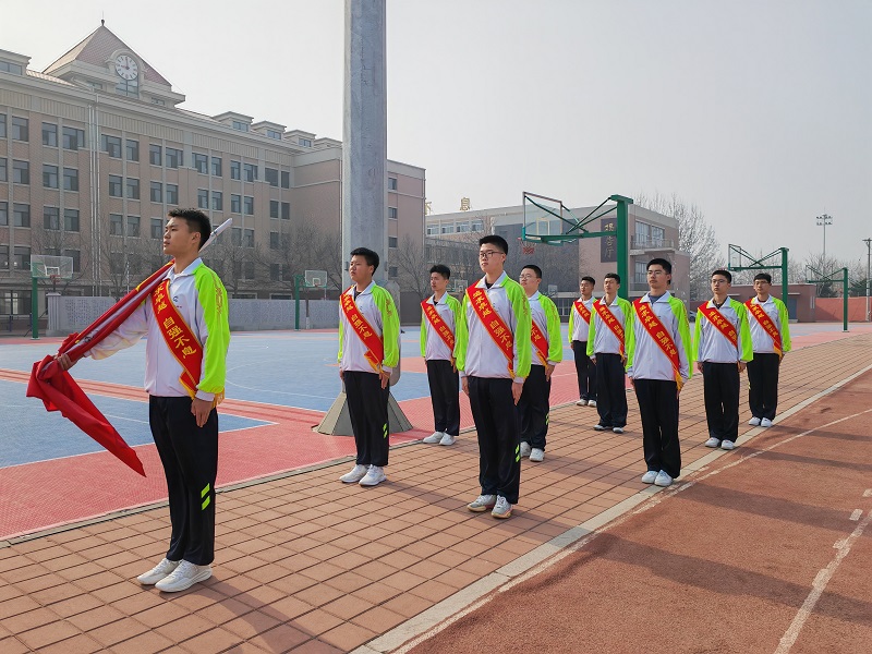 防范新型電信網(wǎng)絡(luò)詐騙 攜手共建平安校園——葫蘆島市第二高級(jí)中學(xué)舉行本學(xué)期第五次升旗儀式