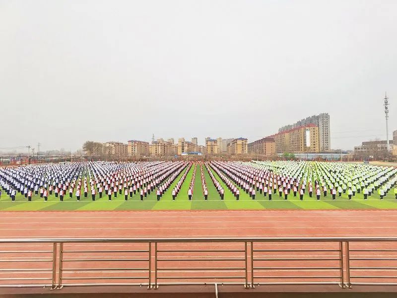 自主學(xué)習(xí) 自主管理 自主發(fā)展——葫蘆島市二高中舉行“成為最好的自己”主題升旗儀式