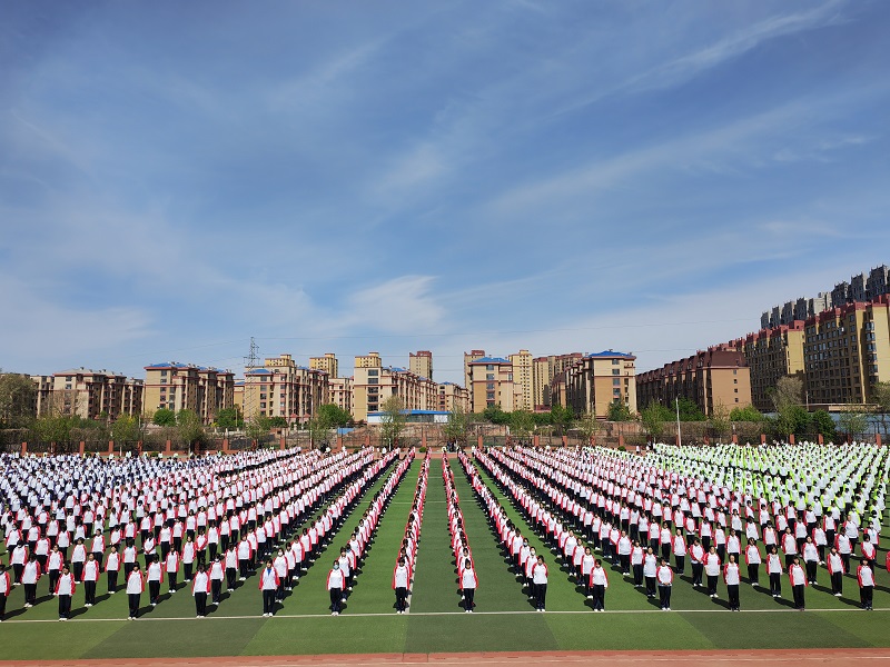 保持心理健康 爭做陽光少年——葫蘆島市第二高級中學(xué)舉行本學(xué)期第十次升旗儀式