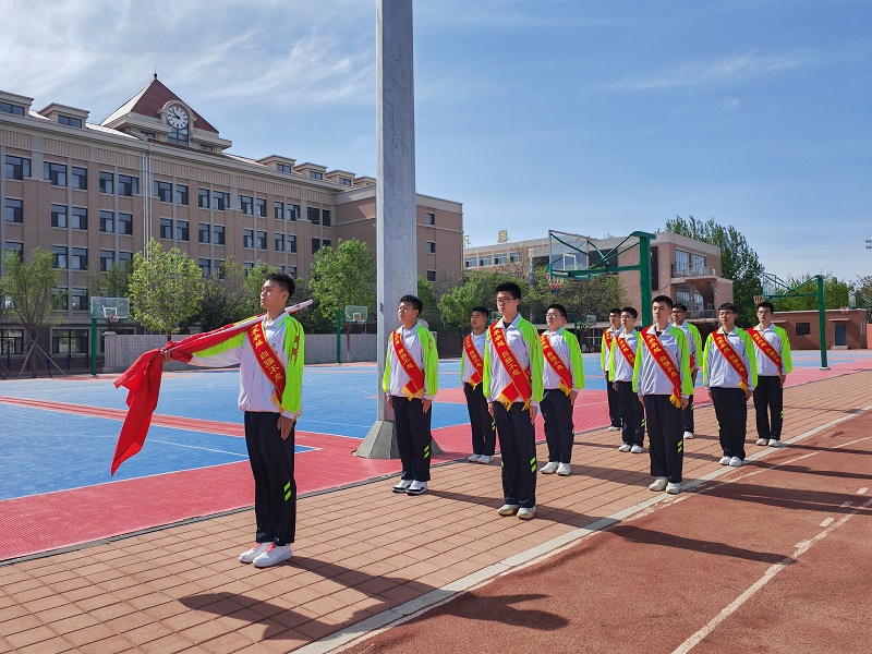 保持心理健康 爭做陽光少年——葫蘆島市第二高級中學(xué)舉行本學(xué)期第十次升旗儀式