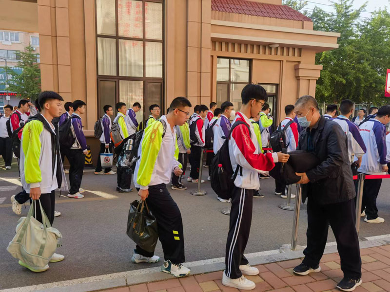 警鐘長(zhǎng)鳴 警校聯(lián)動(dòng) 為校園安全保駕護(hù)航——市二高中開(kāi)展校園管制刀具等違禁物品檢查收繳專項(xiàng)行動(dòng)