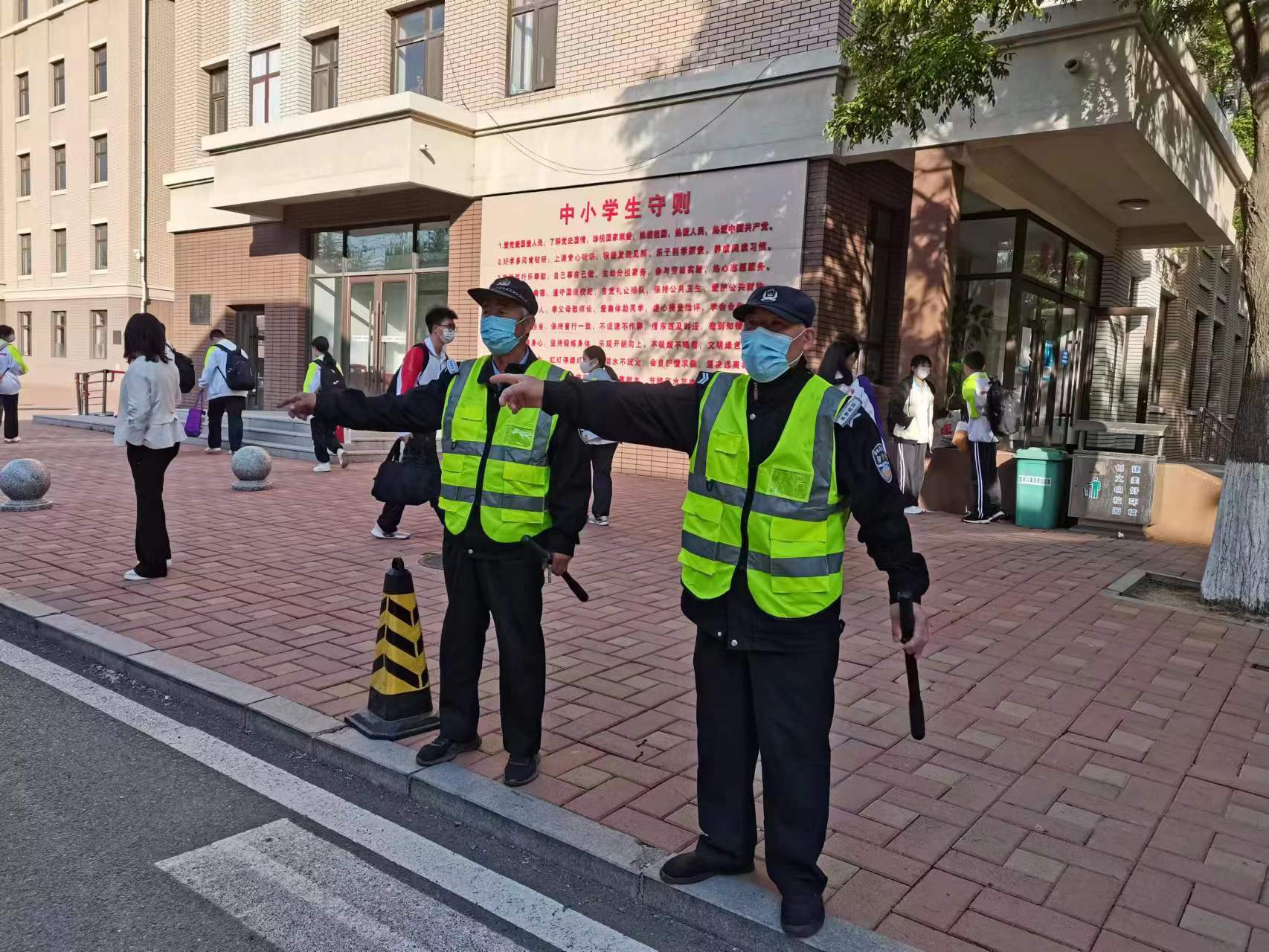 警鐘長(zhǎng)鳴 警校聯(lián)動(dòng) 為校園安全保駕護(hù)航——市二高中開(kāi)展校園管制刀具等違禁物品檢查收繳專項(xiàng)行動(dòng)