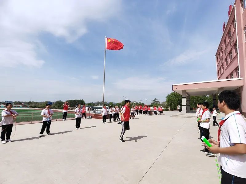 凝聚青春力量 弘揚志愿精神——市二高中開展“助學支教行 志愿我先行”學雷鋒志愿服務(wù)活動