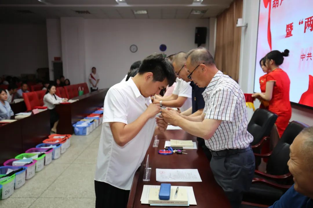 篤行不怠守初心 踔厲奮發(fā)再啟程——市二高中黨委組織召開慶祝中國共產(chǎn)黨建立102周年暨“兩優(yōu)一先”七一表彰大會