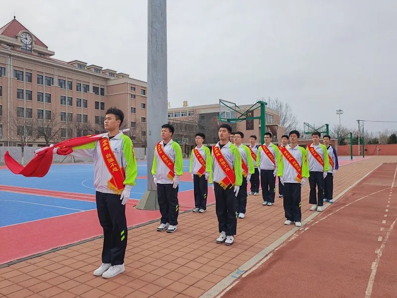 拒絕校園欺凌 守護(hù)陽光校園——葫蘆島市第二高級中學(xué)舉行本學(xué)期第四次升旗儀式