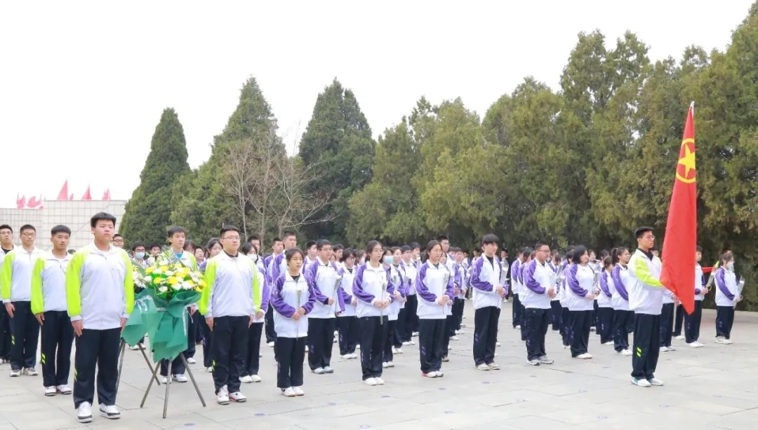 緬懷革命先烈 傳承紅色基因——葫蘆島市第二高級中學開展“清明祭英烈”主題團日活動