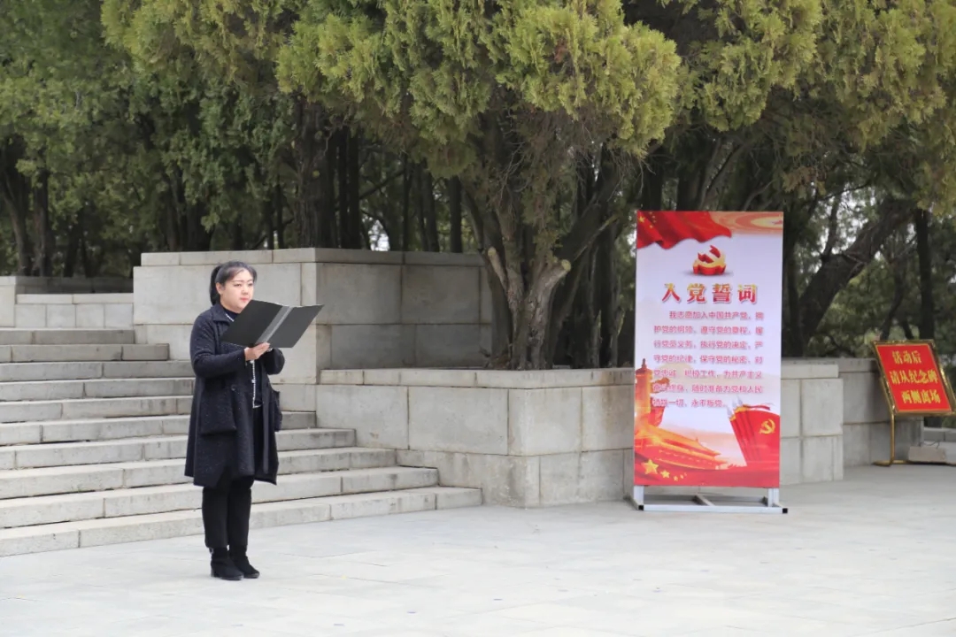 緬懷革命先烈 傳承紅色基因——葫蘆島市第二高級中學開展“清明祭英烈”主題團日活動