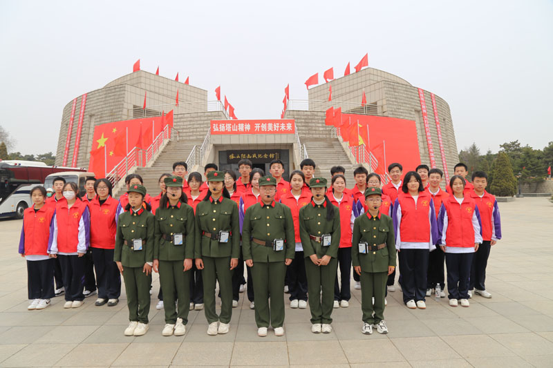 走進(jìn)紅色場(chǎng)館 感悟英烈精神——市二高中“緬懷革命先烈，傳承紅色基因”主題學(xué)雷鋒志愿服務(wù)活動(dòng)