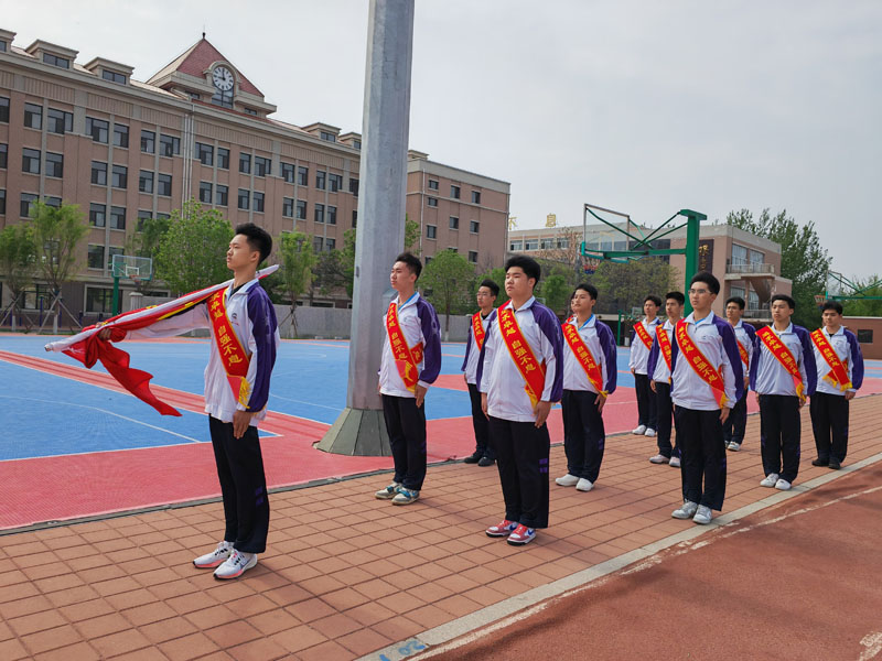 傳承五四精神 爭做有為青年——葫蘆島市第二高級中學(xué)舉行本學(xué)期第七次升旗儀式