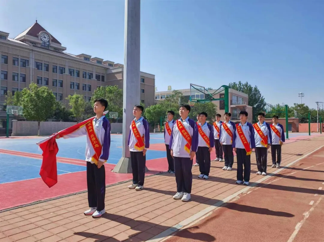 擁有陽光心理 享受快樂人生——葫蘆島市第二高級中學(xué)舉行本學(xué)期第八次升旗儀式