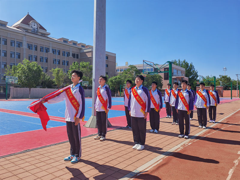 重視防災(zāi)減災(zāi) 共創(chuàng)平安校園——葫蘆島市第二高級(jí)中學(xué)舉行本學(xué)期第九次升旗儀式