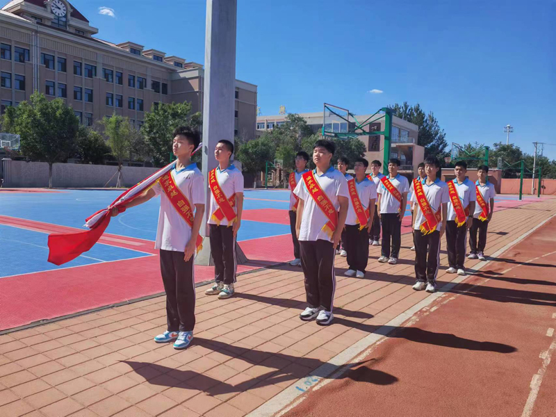 在挫折中進步 在逆境中成長——葫蘆島市第二高級中學(xué)舉行本學(xué)期第十二次升旗儀式