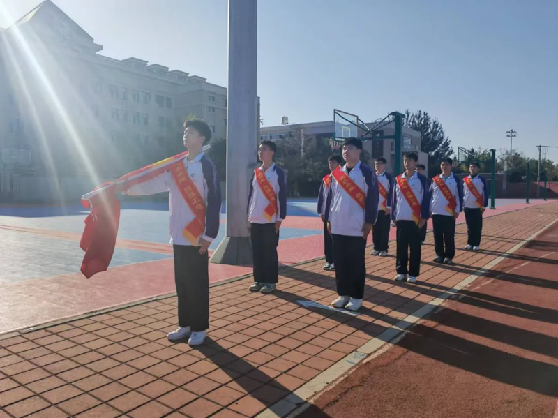 弘揚(yáng)抗美援朝精神 爭做新時(shí)代愛國少年——葫蘆島市第二高級中學(xué)舉行本學(xué)期第五次升旗儀式