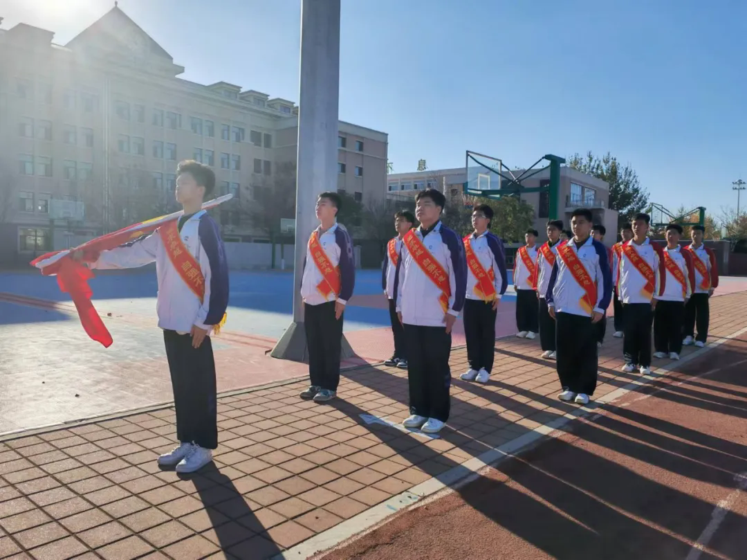 消防記心中 安全伴一生——葫蘆島市第二高級中學舉行本學期第七次升旗儀式